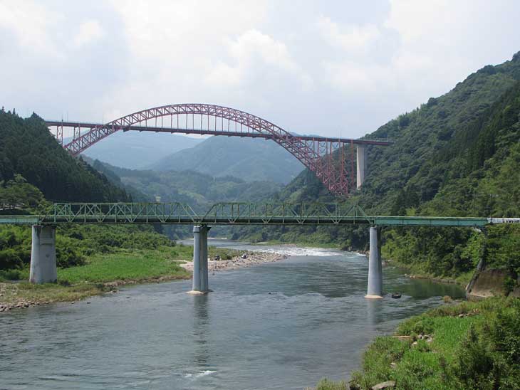 五ヶ瀬川にかかる鉄橋