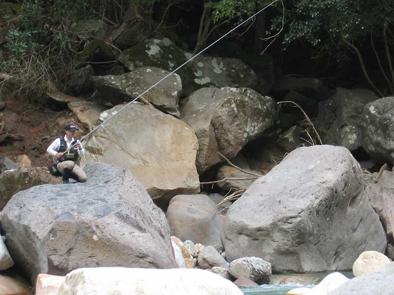大岩の上から狙う釣り人