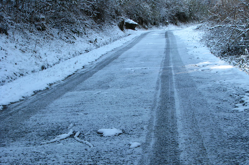 バリバリと凍った脇道